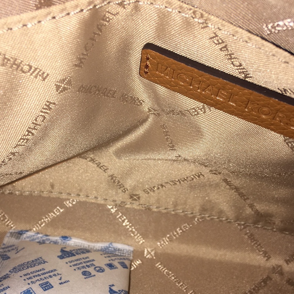 Michael Kors Jet Set Large Zip Clutch - Picture 3 of 6